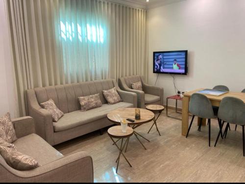 利雅德Alwaha-Appartement的客厅配有沙发和桌子