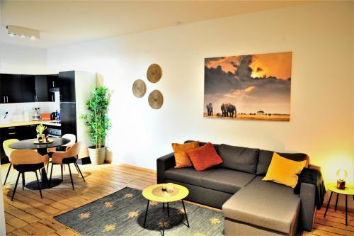 安特卫普Boho Apartments - 2 Bedrooms的客厅配有沙发和桌子