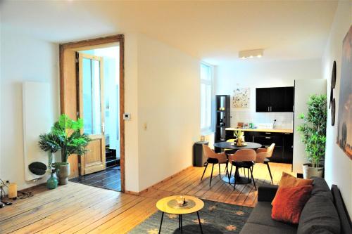 安特卫普Boho Apartments - 2 Bedrooms的客厅配有沙发和桌子
