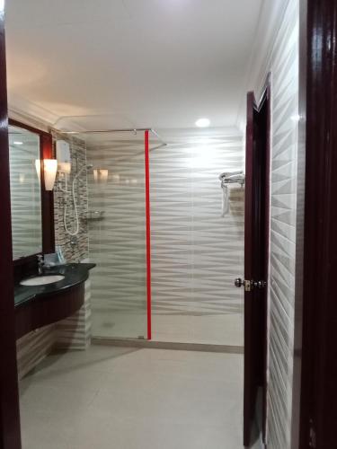 吉隆坡BBS APARTMENT AT TIMES SQUARE KUALA LUMPUR MALAYSIA的一间带玻璃淋浴间和水槽的浴室