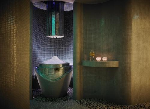 韦斯特波特西港海岸酒店 的带浴缸和盥洗盆的淋浴浴室