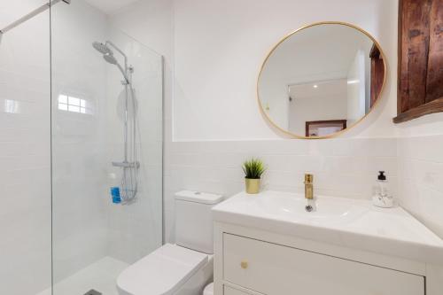 洛斯·亚诺斯·德·阿里丹Casa Canaria Azucena的白色的浴室设有水槽和镜子
