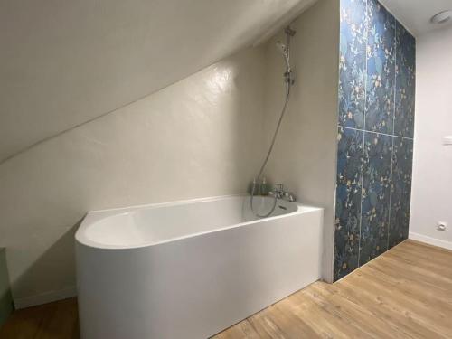 卢维耶Jungle Cosy的带淋浴的客房内的白色浴缸