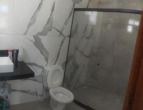 塞拉Casa Alves的一间带卫生间和淋浴的浴室