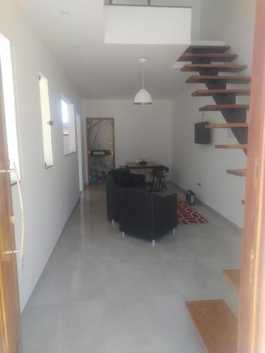 塞拉Casa Alves的客厅设有螺旋楼梯,享有风景。