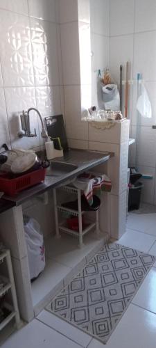 阿拉卡茹Apartamento térreo, 2 quartos, 300m da praia de Atalaia, Aracaju的厨房配有柜台和水槽