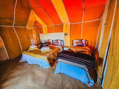 梅尔祖卡Merzouga Tents © Official的帐篷内带两张床的房间