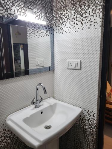 JaigaonHebron Haven的一间带水槽和镜子的浴室