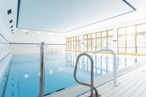 奥斯特巴德里克Feriendorf Rerik的一个带游泳池的大型游泳池