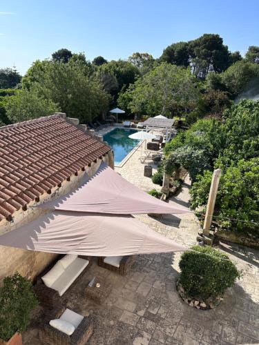 米内尔维诺迪莱切Palazzo Siena - Home & More的享有带屋顶的游泳池的顶部景色