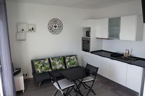 里韦拉布拉瓦Fifty´s House的一间厨房,里面配有桌椅