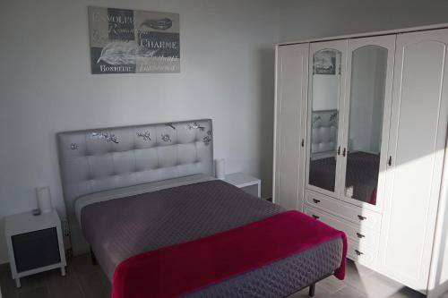里韦拉布拉瓦Fifty´s House的一间卧室配有一张带梳妆台和镜子的床