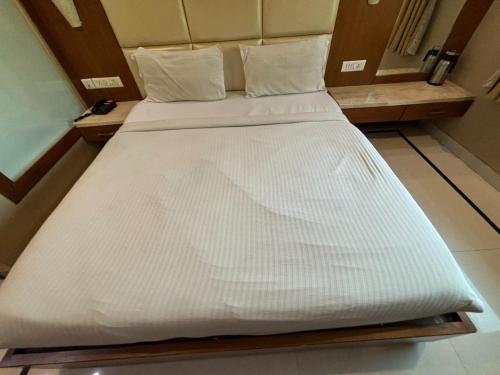 斋浦尔Hotel Vinnie的小房间一张大白色的床