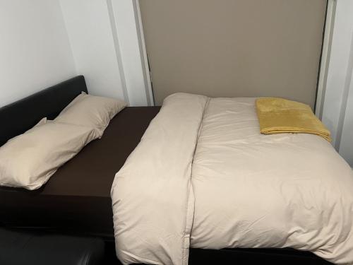 伦敦Remarkable 1-Bed Apartment in London with balcony的床上有黄色的毯子