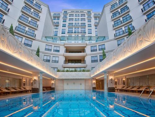伊斯坦布尔伊斯坦布尔CVK公园博斯普鲁斯酒店的大楼前的大型游泳池