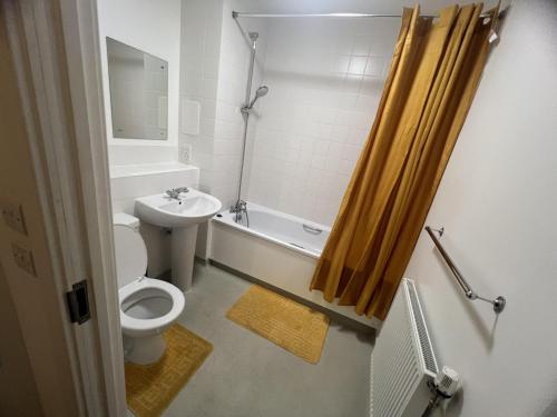 伦敦Remarkable 1-Bed Apartment in London with balcony的浴室配有卫生间、盥洗盆和淋浴。