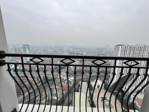 河内Căn hộ cao cấp Royal city 2 phòng ngủ的从大楼顶部可欣赏到城市美景