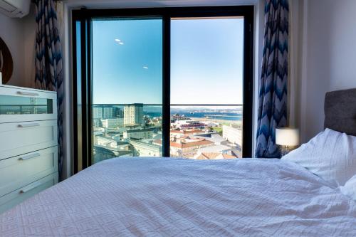 直布罗陀FORBES Suite1206-Hosted by Sweetstay的一间卧室设有一张床和一个大窗户