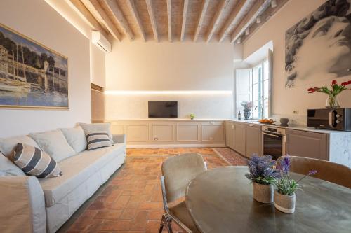 佛罗伦萨OGNISSANTI Nest-Hosted by Sweetstay的客厅配有沙发和桌子