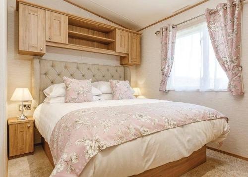 西卢港Looe Coastal Retreat的一间卧室设有一张大床和一个窗户。