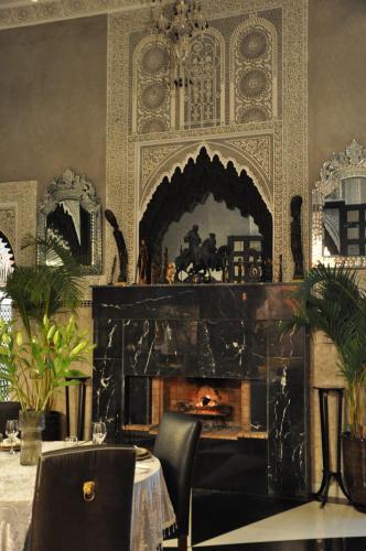 拉巴特Dar Chrifa的带壁炉的用餐室配有桌椅