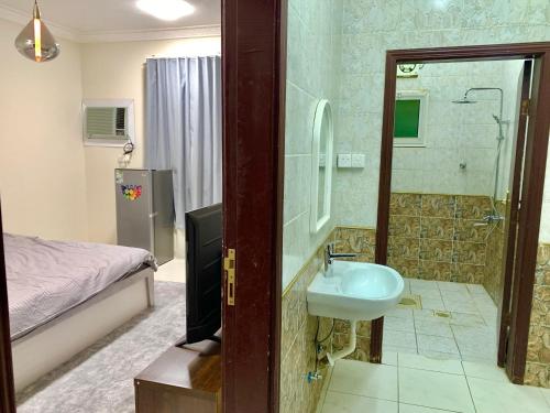 利雅德غرفة مزدوجة مدخل خاص دخـول ذاتي Private Room的一间带水槽和淋浴的浴室以及一张床