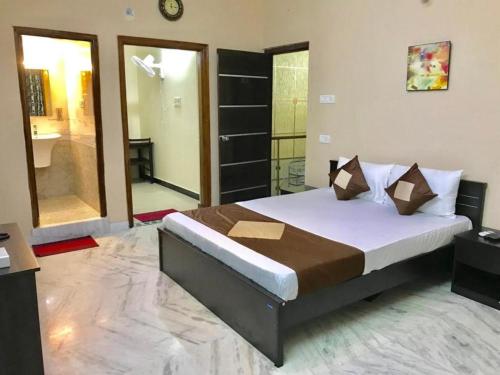 贾夫纳Nallur Mylooran Arangam的一间带大床的卧室和一间浴室