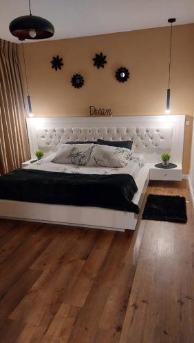 耶鲁姆עץ הזית דירת אירוח的卧室配有白色的床铺,墙上挂着星星