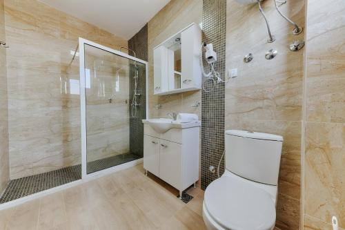 乌尔齐尼Family Resort的浴室配有卫生间、淋浴和盥洗盆。