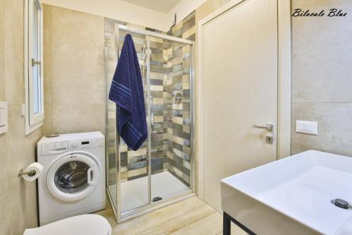里米尼Casa Stefania Rimini的一间带洗衣机和玻璃淋浴间的浴室