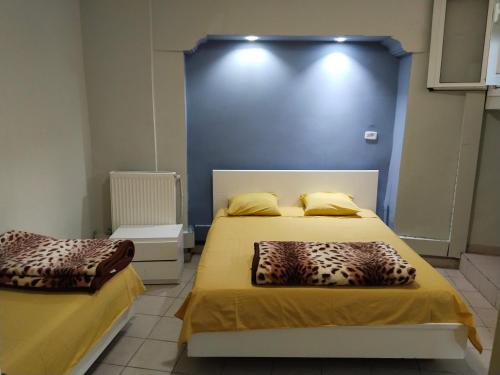 突尼斯Hotel Marhaba - Beb Bhar Tunis的一间卧室设有两张床和蓝色的墙壁