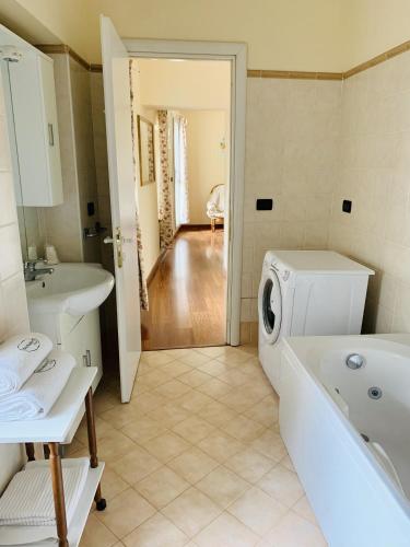 Carbonara ScriviaCountry Apartament - Malpassuti的一间带洗衣机和水槽的浴室