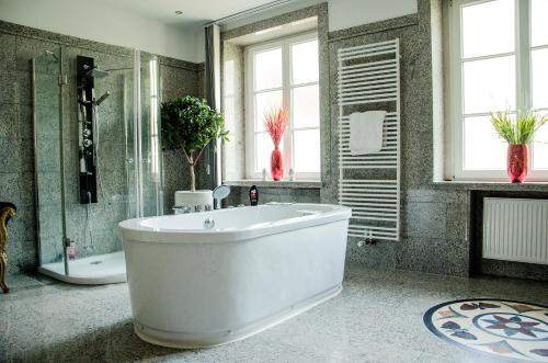 韦特薇拉别墅的带淋浴的浴室配有白色浴缸。