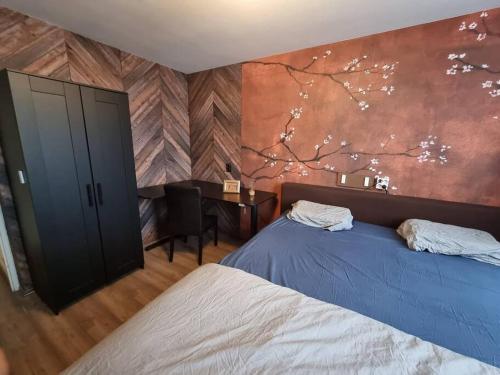 阿姆斯特丹500-Mb Hi-Tech Silent Work-Home的一间卧室设有两张床,墙上装饰有绘画作品