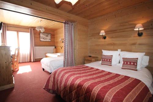 大博尔南拉科迈耶酒店的小木屋内一间卧室,配有两张床