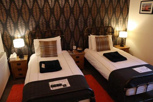 坎贝尔城Gowanlea Heights的酒店客房设有两张床和两盏灯。