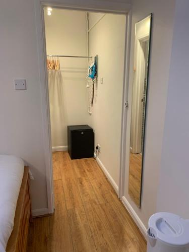 剑桥园景宾馆的一间卧室配有镜子、一张床和一个衣柜