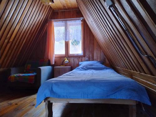 Sopotnia WielkaChatka Janka - Malowniczy domek w Beskidach的木屋内的卧室配有一张床