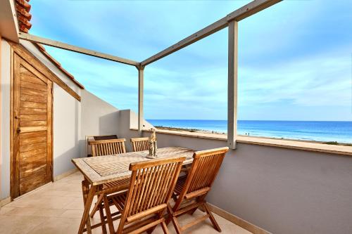 圣玛丽亚Corallo Beachfront Apartments by Bobbywashere的一间带桌椅的海景用餐室