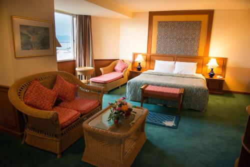 帕夭帕夭府酒店的酒店客房,配有床和椅子