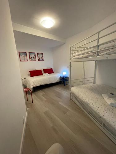 安道尔城Apartamento en el centro de Andorra la Vella con parking的一间卧室配有两张双层床和一盏灯。