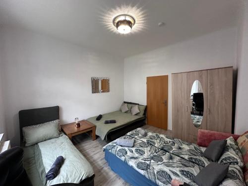 多特蒙德Geräumige Wohnung Dortmund City的客厅配有床和沙发