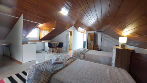 桑塔纳Maria's Cottage WiFi Park的一间大卧室,配有一张大床和一个厨房