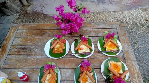 Phra Ae beachnavaa Bungalow的桌上的一组食物