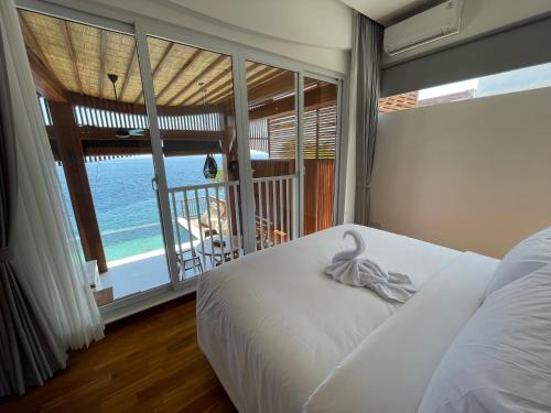 艾湄湾The Angsa villas的一间卧室设有一张床,享有海景