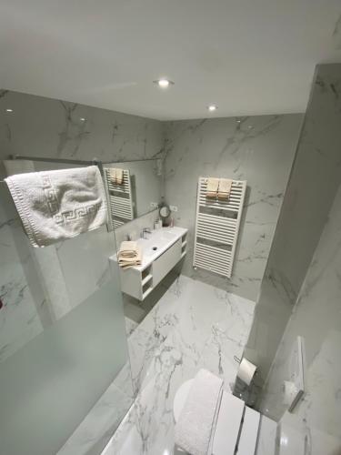 博尔迪盖拉Magici momenti-Bordighera的白色的浴室设有水槽和镜子