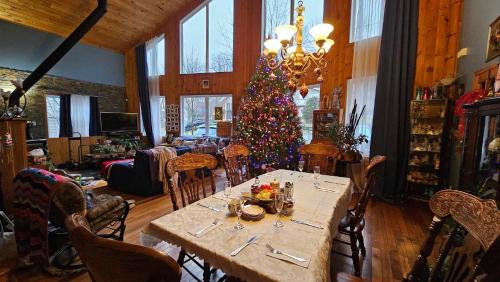 布罗蒙阿玛戈特乡间住所住宿加早餐旅馆的一间设有桌子和圣诞树的用餐室