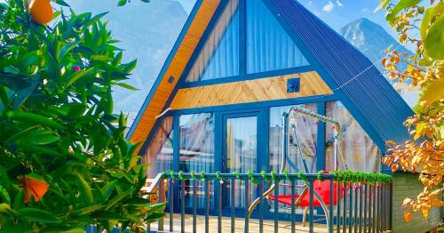 安塔利亚Garden Bungalow的蓝色屋顶的小房子和游乐场