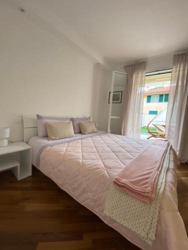 博尔迪盖拉Magici momenti-Bordighera的白色的卧室设有一张大床和一个窗户