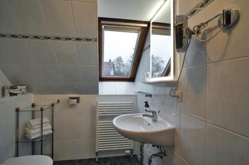 新格洛布索Luisenhof的一间带水槽和卫生间的浴室以及窗户。